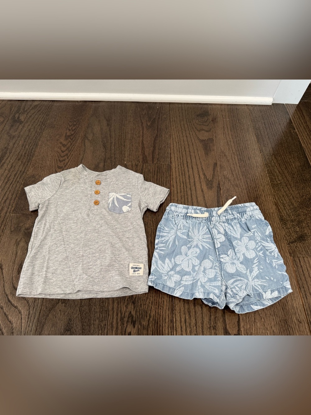 OshKosh B'gosh Gray Tee with Blue Floral Shorts Set